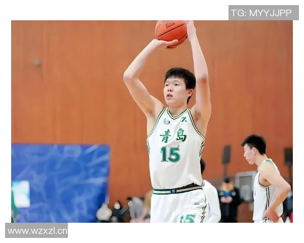 杨瀚森神勇防守一击扇飞弗里曼托篮下进攻皮球瞬间