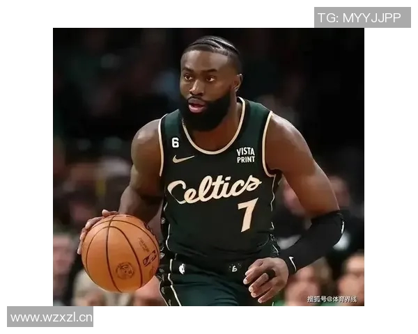 杰伦布朗表现平平18投9中贡献26分8篮板4助攻2抢断罚球命中率尚可