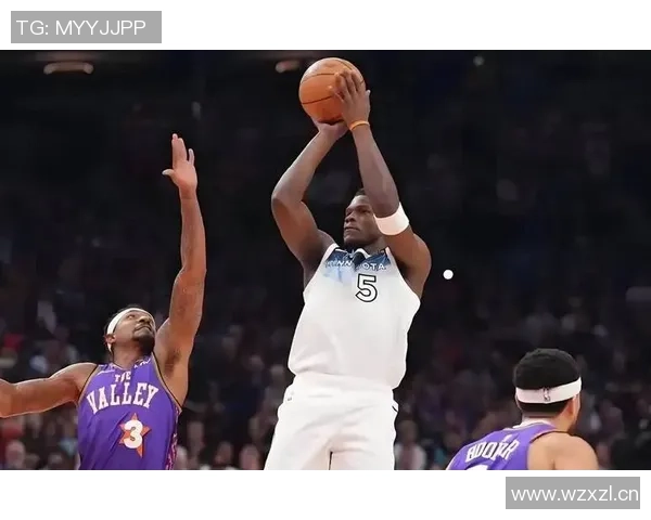 爱德华兹半场表现出色11投6中三分命中率高达40贡献15分3板3助