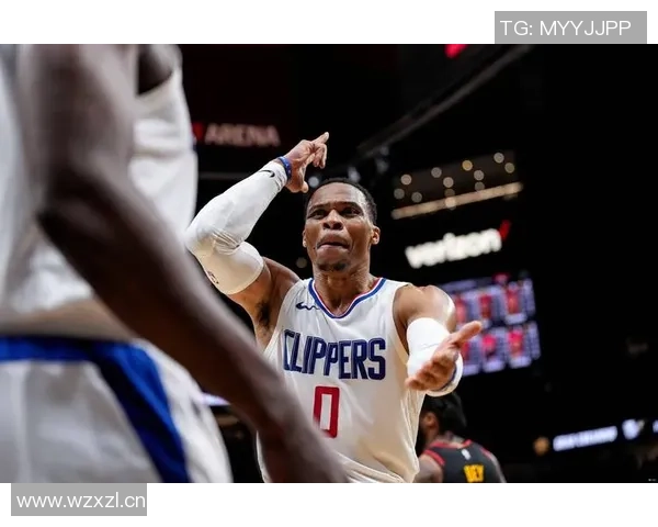 布克称赞吉莱斯皮影响力显著威少防守表现出色训练刻苦