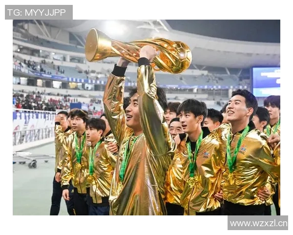 泰州首届苏超夺冠后迅速建设冠军奖杯打卡点吸引众多球迷前来留影